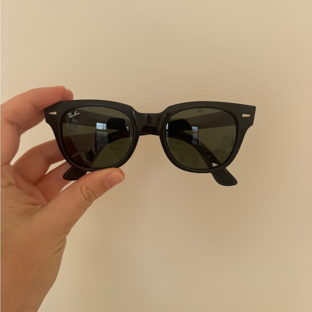 Black Rayban Wayfarers with case